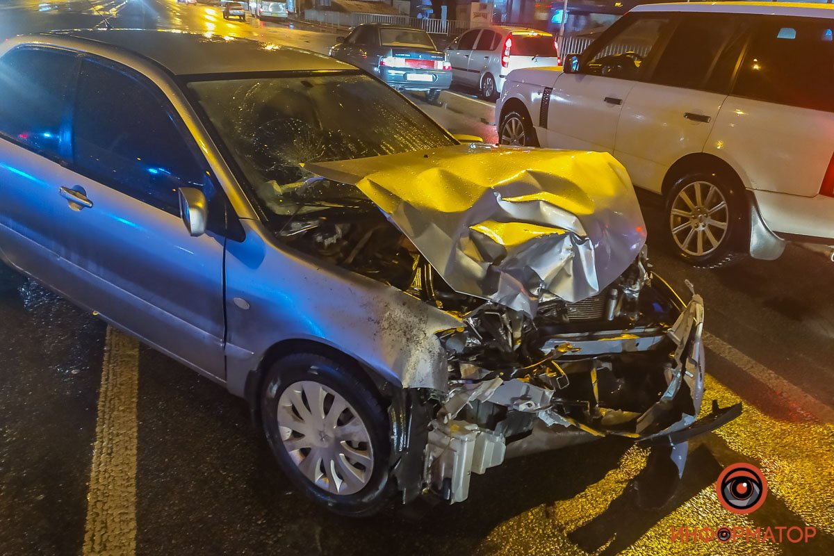 Mitsubishi развернуло и отбросило на разделительную полосу Mitsubishi развернуло и отбросило на разделительную полосу