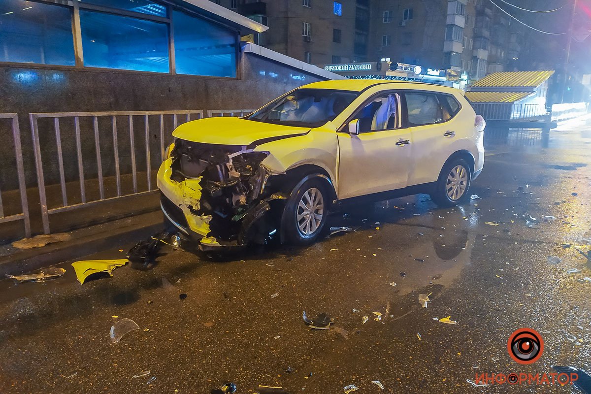 Nissan откинуло в сторону обочины Nissan откинуло в сторону обочины