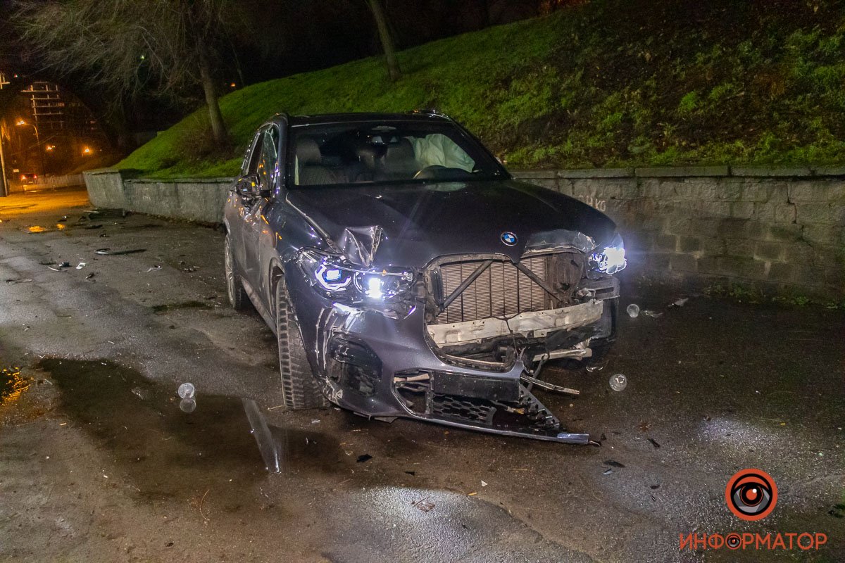 Возле Мерефо-Херсонского моста BMW снес ограждение и ударился в стену Возле Мерефо-Херсонского моста BMW снес ограждение и ударился в стену