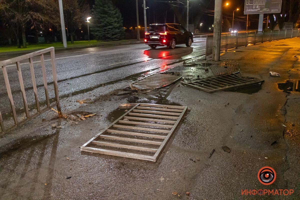 BMW снес 4 секции ограждения BMW снес 4 секции ограждения