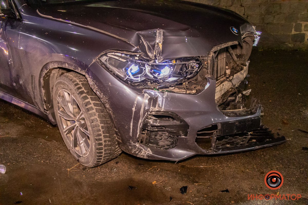 В итоге машина врезалась в стенку В итоге машина врезалась в стенку