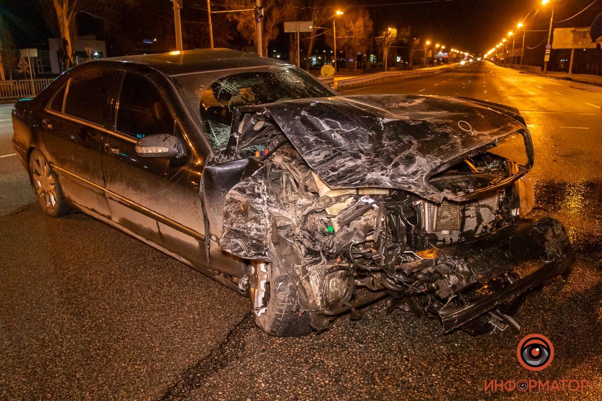 На Запорожском Шоссе столкнулись Mercedes и Renault На Запорожском Шоссе столкнулись Mercedes и Renault