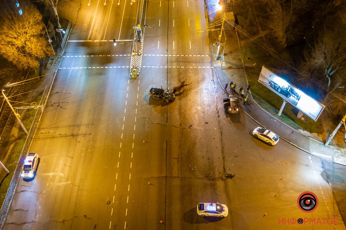 Mercedes ударил Renault в правый бок Mercedes ударил Renault в правый бок