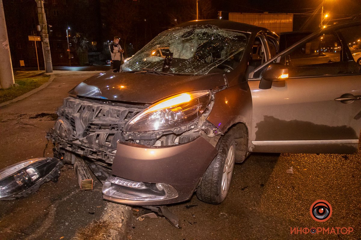 Водитель Reanult находился в машине один Водитель Reanult находился в машине один