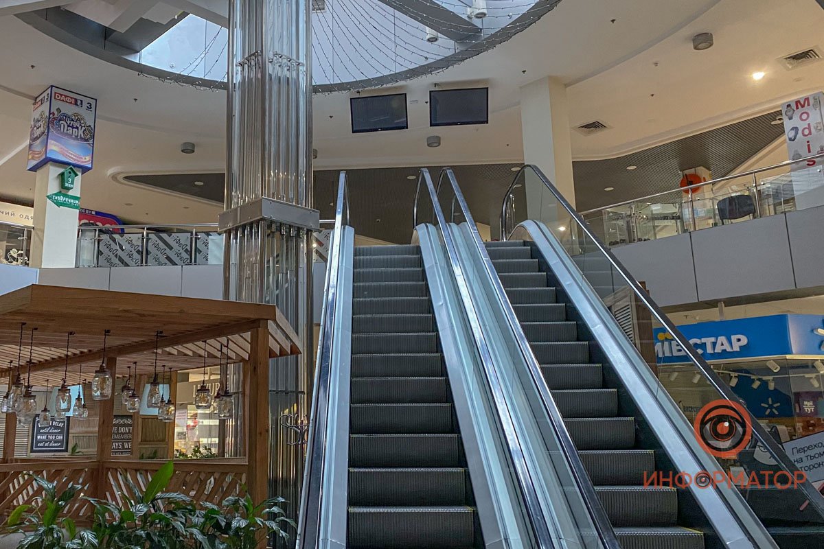 На второй этаж никого не пускают - за этим следит охрана На второй этаж никого не пускают - за этим следит охрана