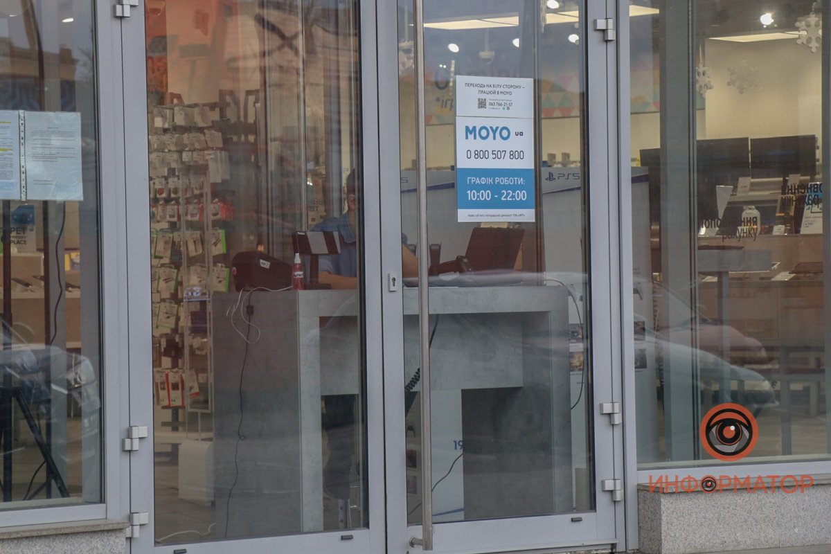 Продавец сидит прямо у входа Продавец сидит прямо у входа