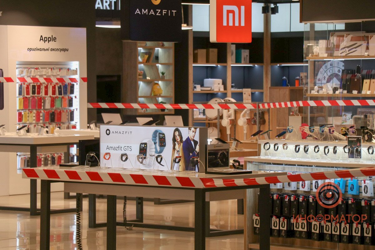 Купить можно только мобильные телефоны и стартовые пакеты, все остальное - через Интернет Купить можно только мобильные телефоны и стартовые пакеты, все остальное - через Интернет