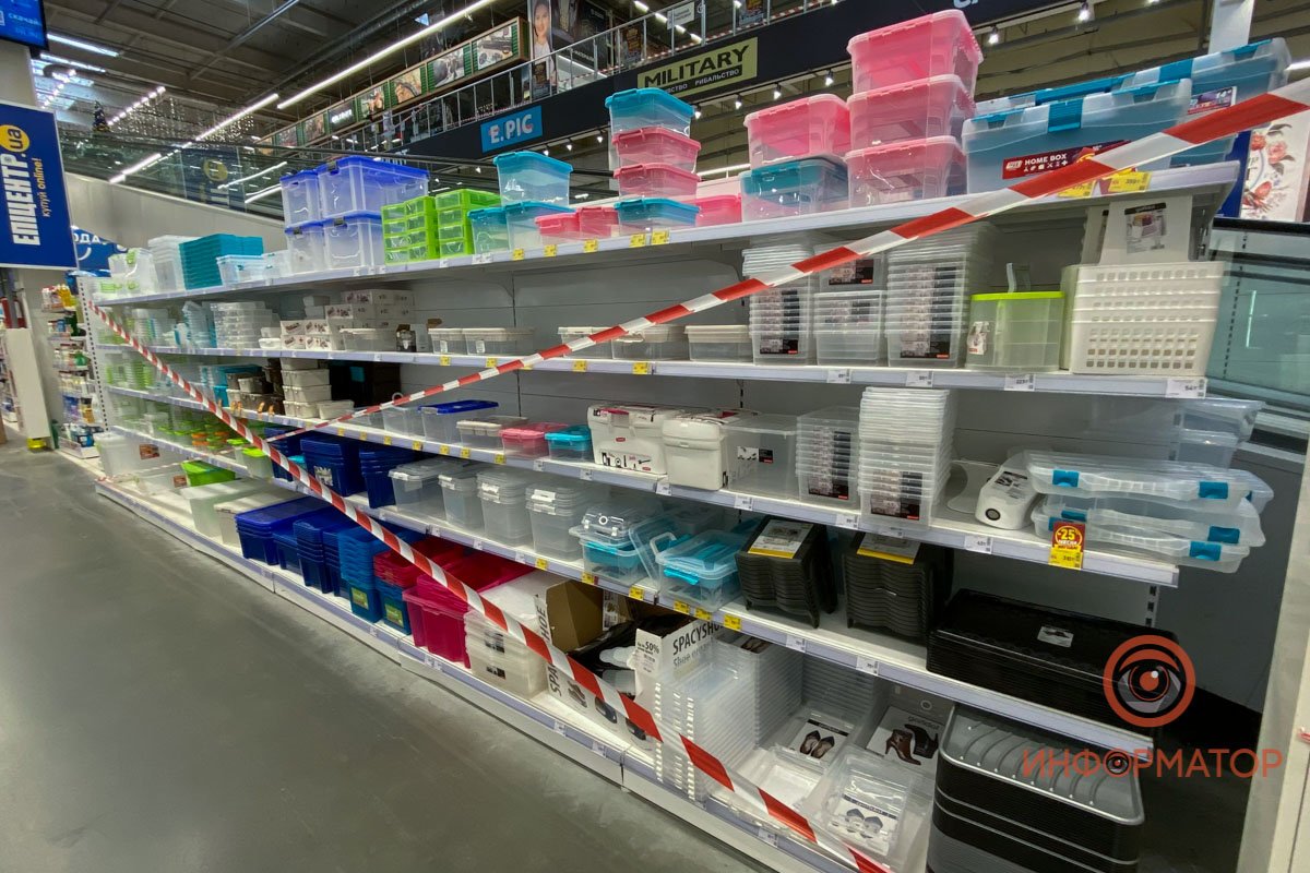 Все товары, которые не попали в раздел "разрешается" в постановлении КМУ, обтянуты лентами Все товары, которые не попали в раздел "разрешается" в постановлении КМУ, обтянуты лентами