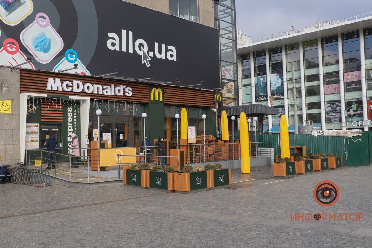 Ресторан быстрого питания работает только на вынос Ресторан быстрого питания работает только на вынос