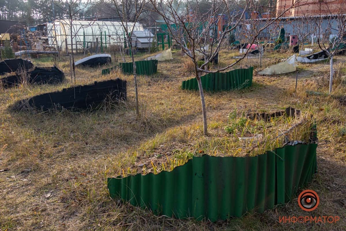 Когда закончилось строительство храма, мусор вычистили, остался голый грунт Когда закончилось строительство храма, мусор вычистили, остался голый грунт