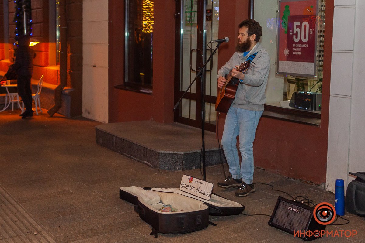 Уличные музыканты развлекают народ Уличные музыканты развлекают народ