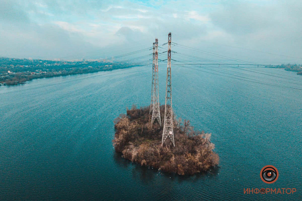 Небольшой скалистый остров служит своего рода площадкой для трех переходных опор