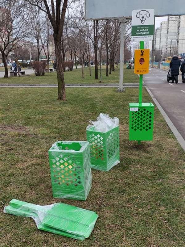 На Левобережном-3 появились урны для отходов собак На Левобережном-3 появились урны для отходов собак