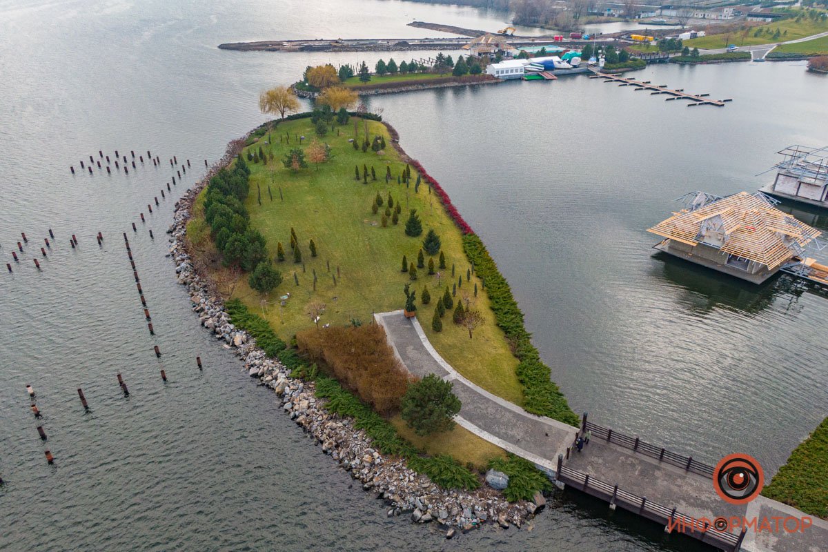 Яркий островок Яркий островок