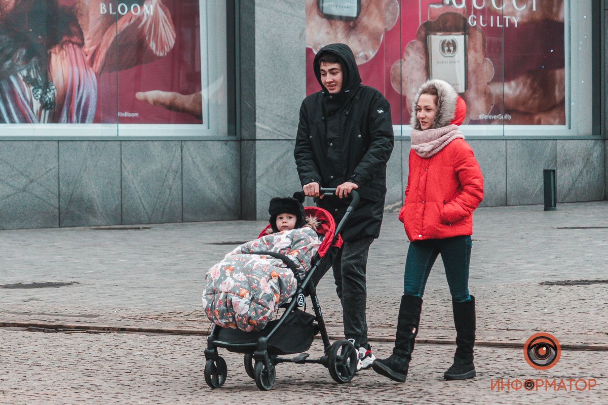 Хотим быть на месте этого малыша - чтоб нас укутали, усадили в колясочку и куда-то везли