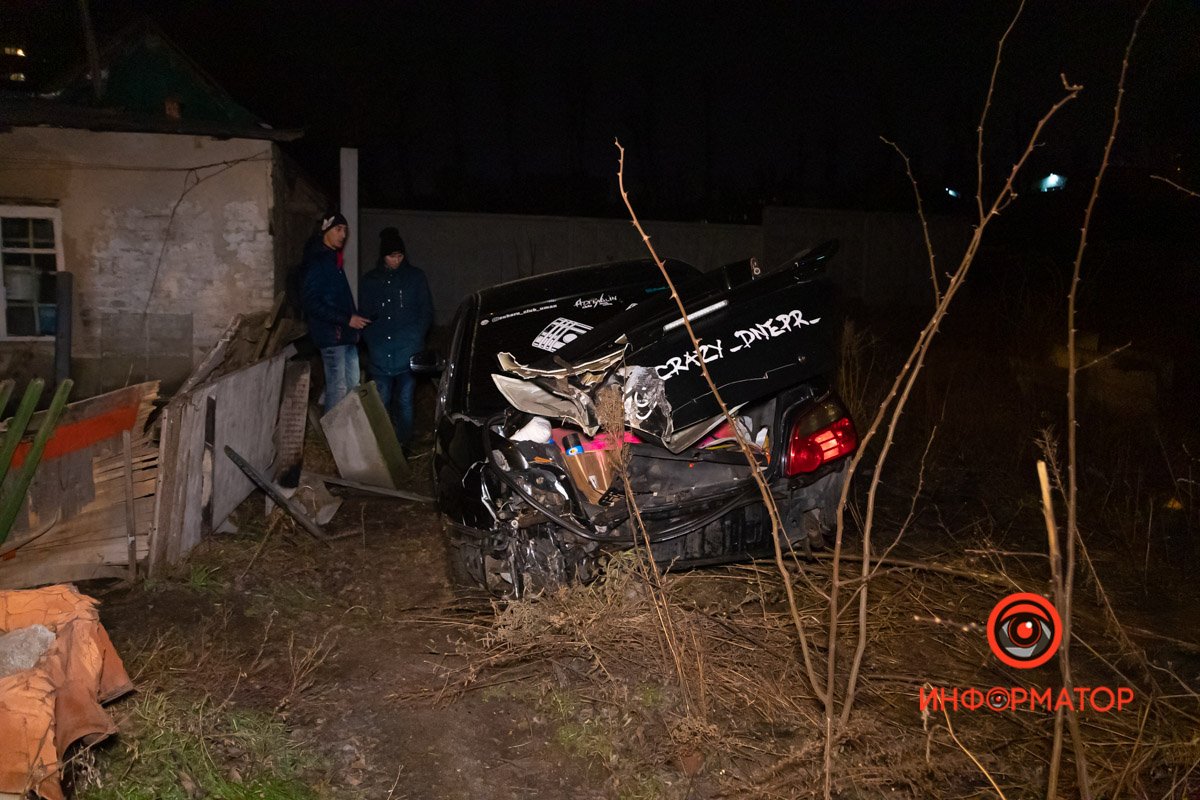 Subaru остановился в метре от дома № 32 Subaru остановился в метре от дома № 32