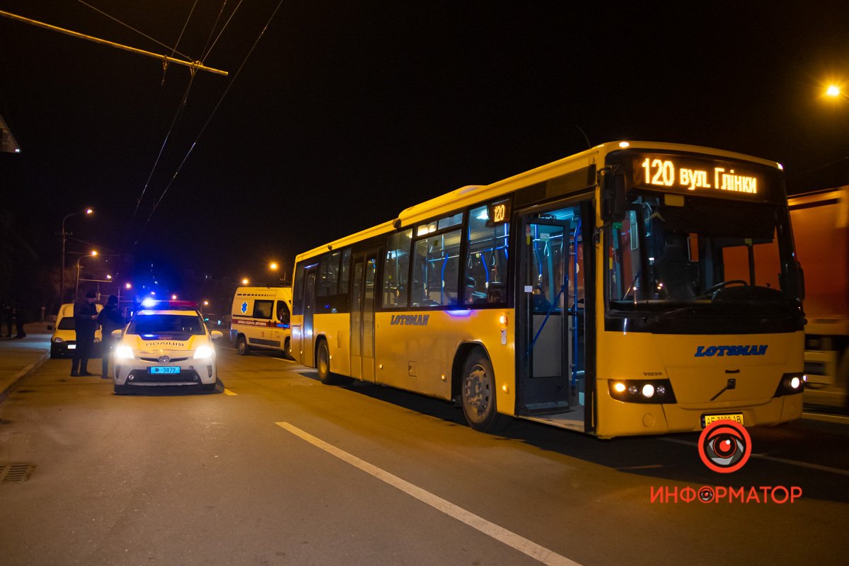 На проспекте Героев мужчина бросился под колеса автобуса