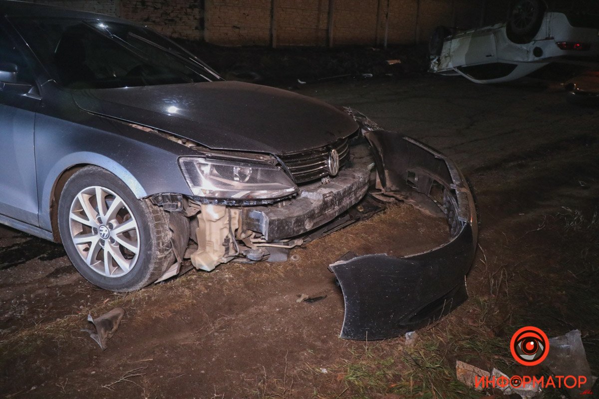 На Днепропетровской Camaro влетел в Volkswagen и перевернулся На Днепропетровской Camaro влетел в Volkswagen и перевернулся