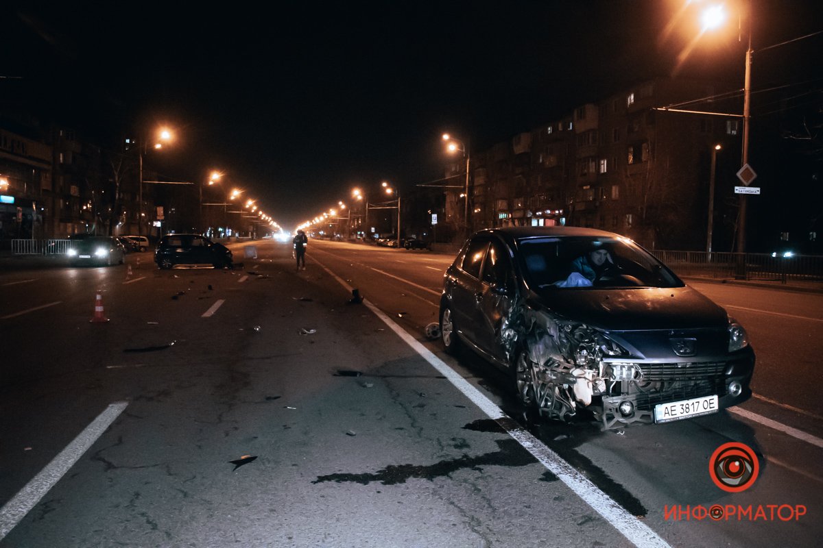 Peugeot ехал по Слобожанскому проспекту в сторону выезда из города Peugeot ехал по Слобожанскому проспекту в сторону выезда из города