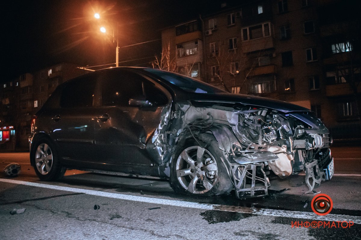 Водитель Peugeot пытался избежать столкновения Водитель Peugeot пытался избежать столкновения