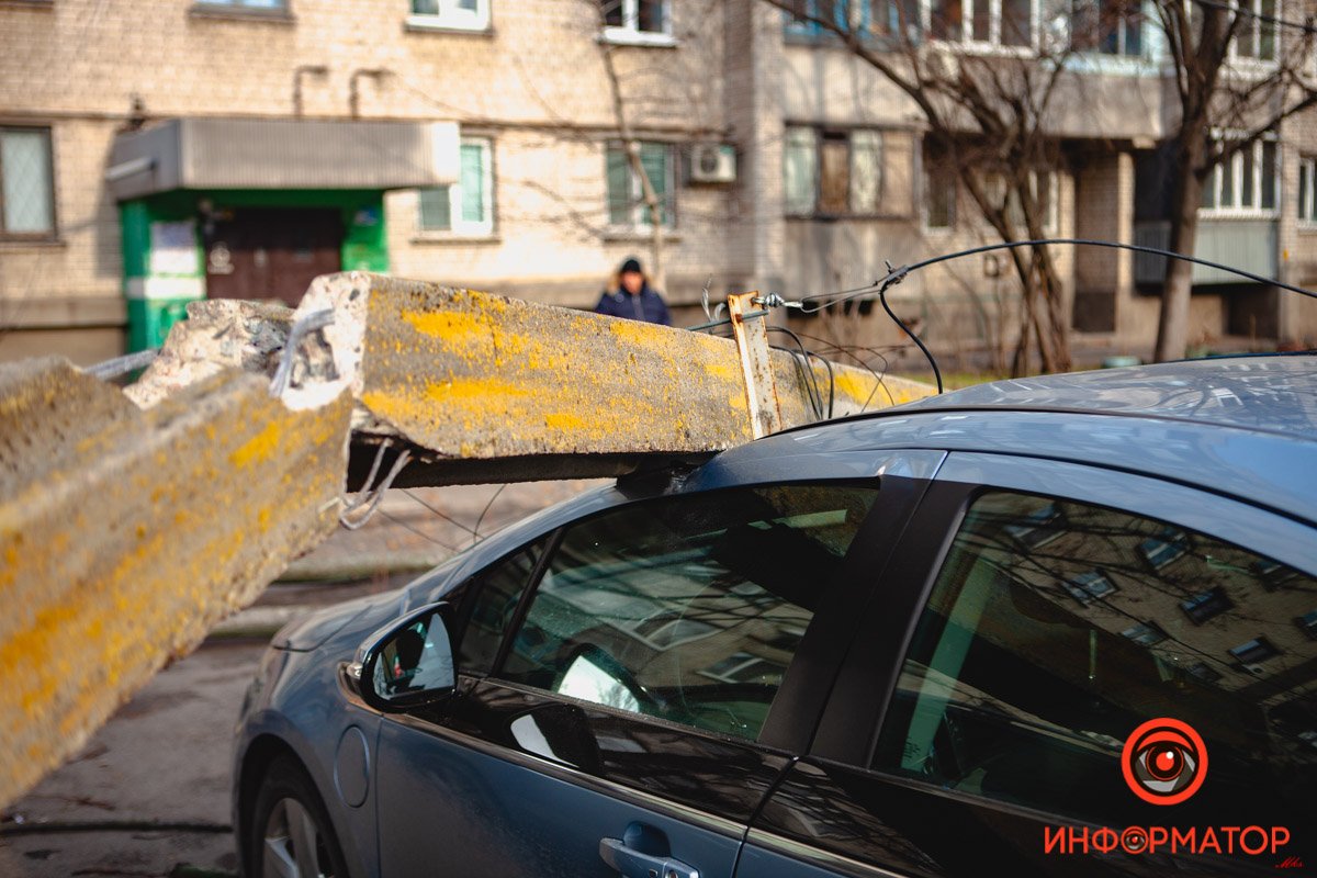 Столб упал на машины