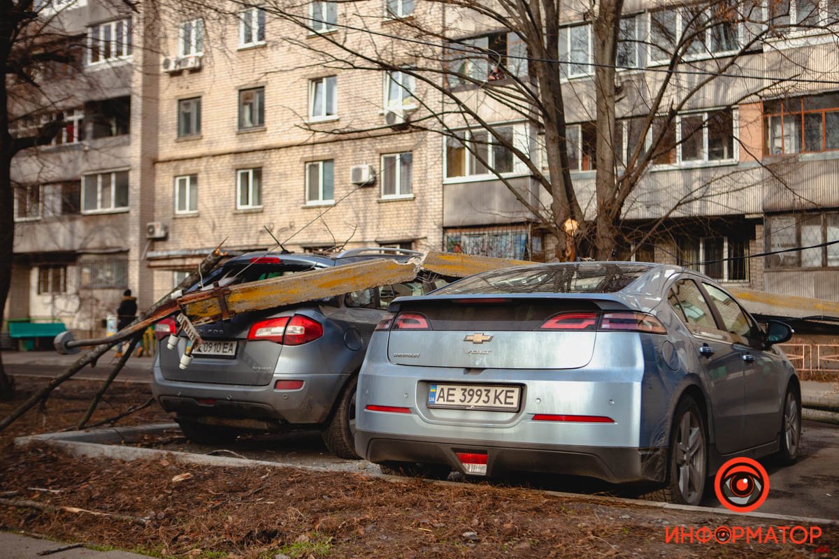 Ветка повалила столб