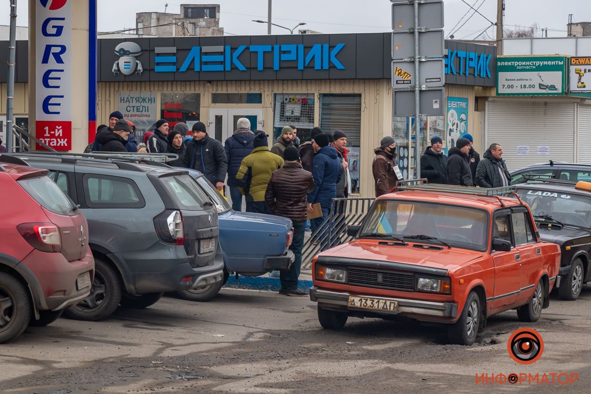 Возле Кучартовского рынка собралось много людей