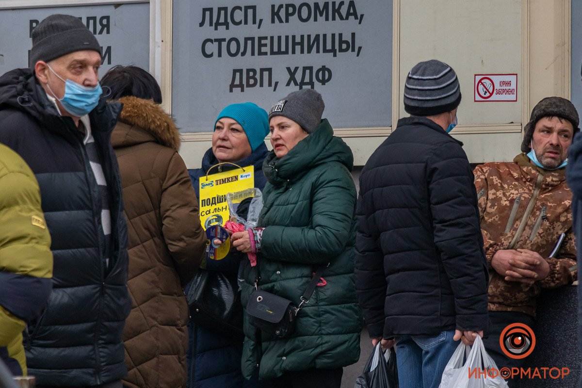Люди находятся за территорией рынка