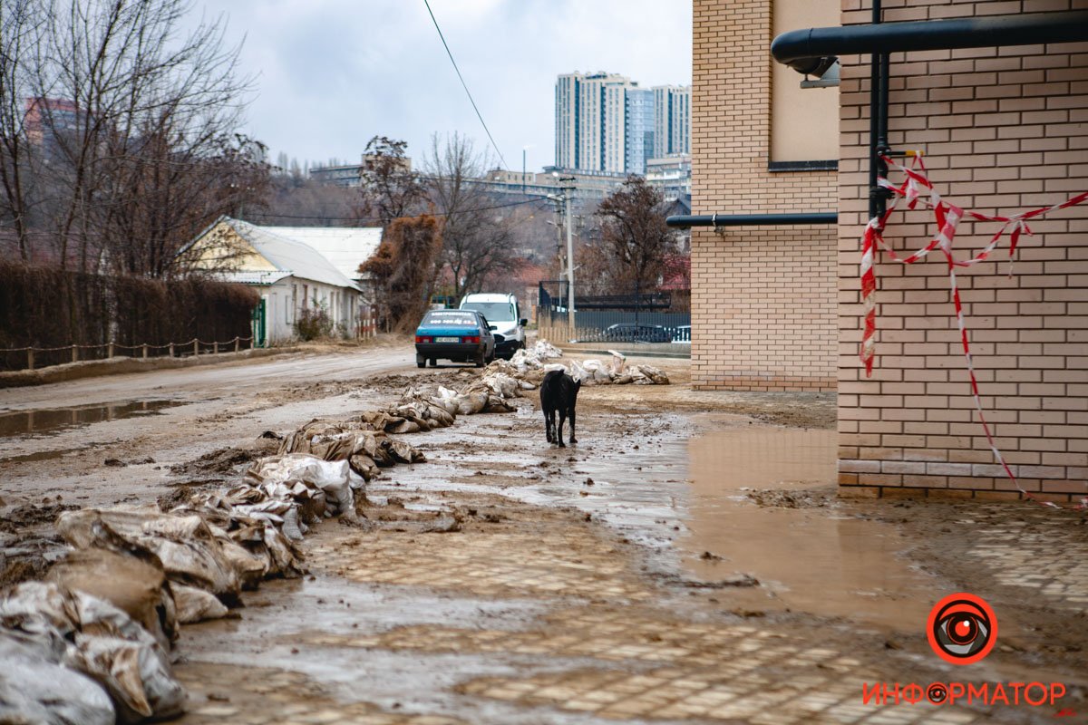 Улицу Мандрыковскую в Днепре залило глиной