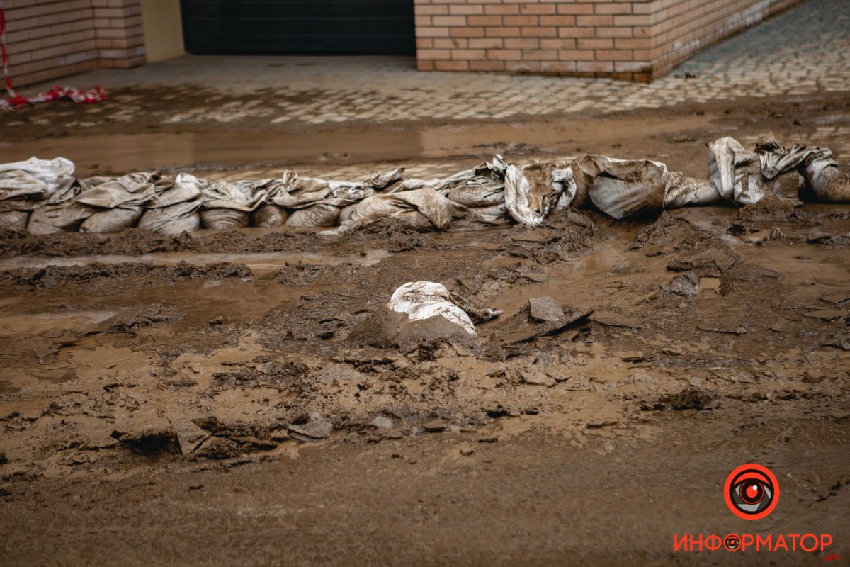 Во время дождя приносило мусор и забивалась мусором труба под дорогой