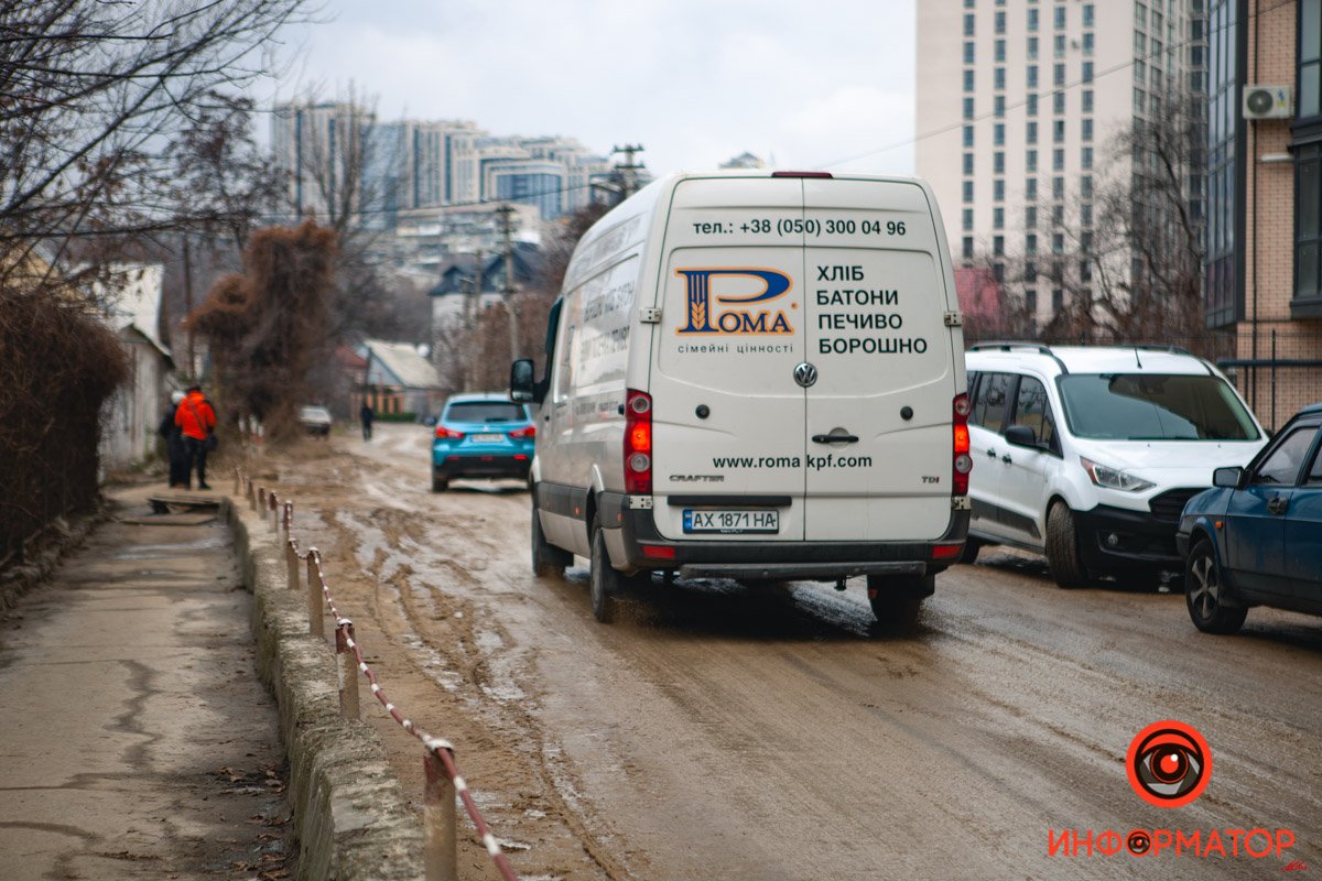 С 2019 во время дождей начало приносить глину
