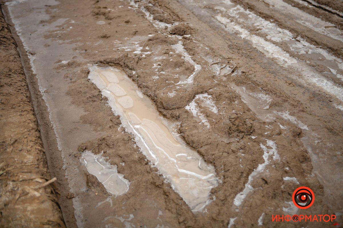 После осадков в сторону Мандрыковской из балки вместе с водой вымывает глину