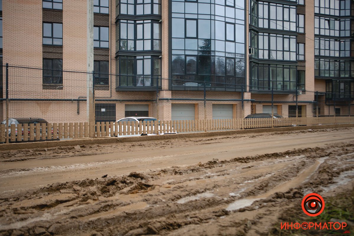 Автомобили раскатывают ее по округе