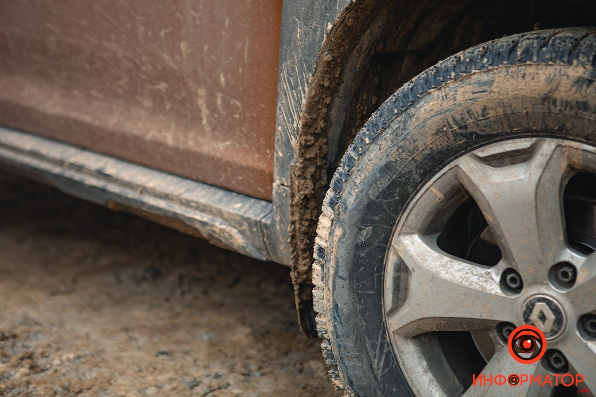 Заборы, фасады и скамейки - все в глине