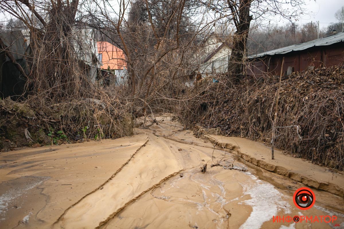 Дорога там систематически скользкая