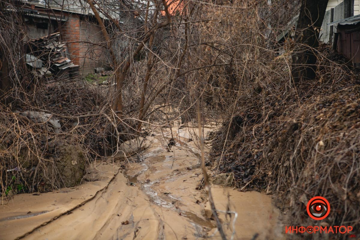 В каких-то местах жильцы выстраивают баррикады из мешков