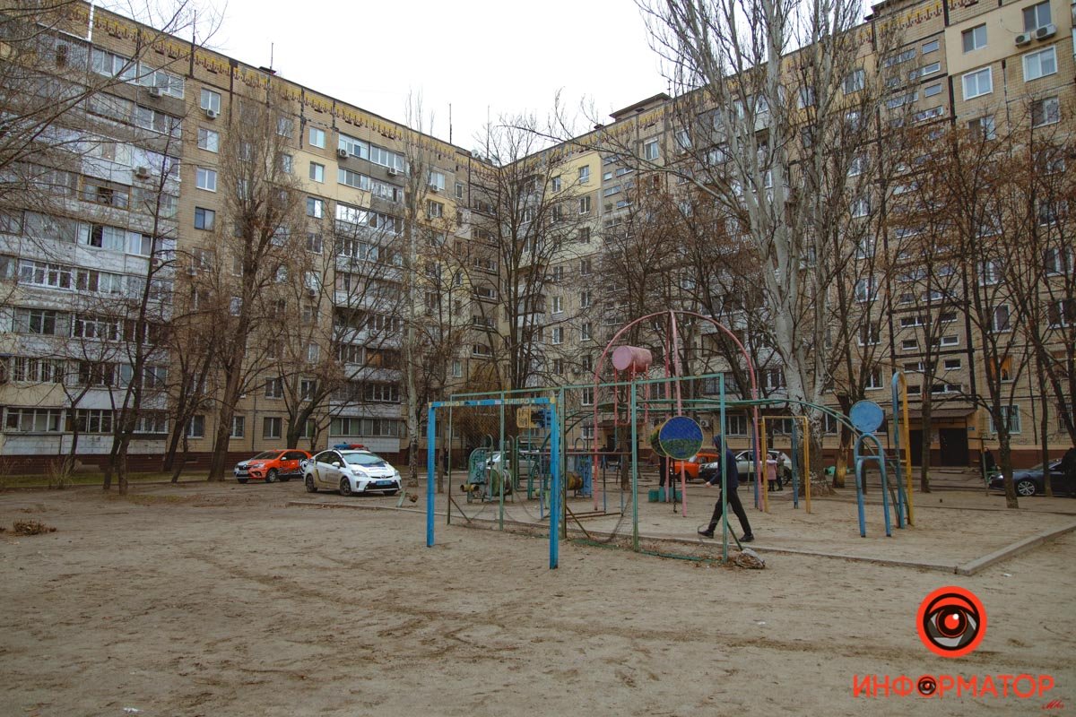 Он чистил или заряжал ружье