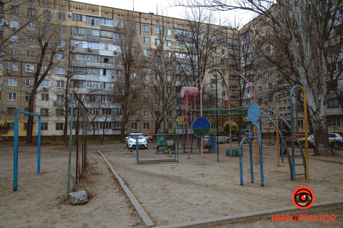 У подъезда собираются обеспокоенные жители и дети, которые играли во дворе