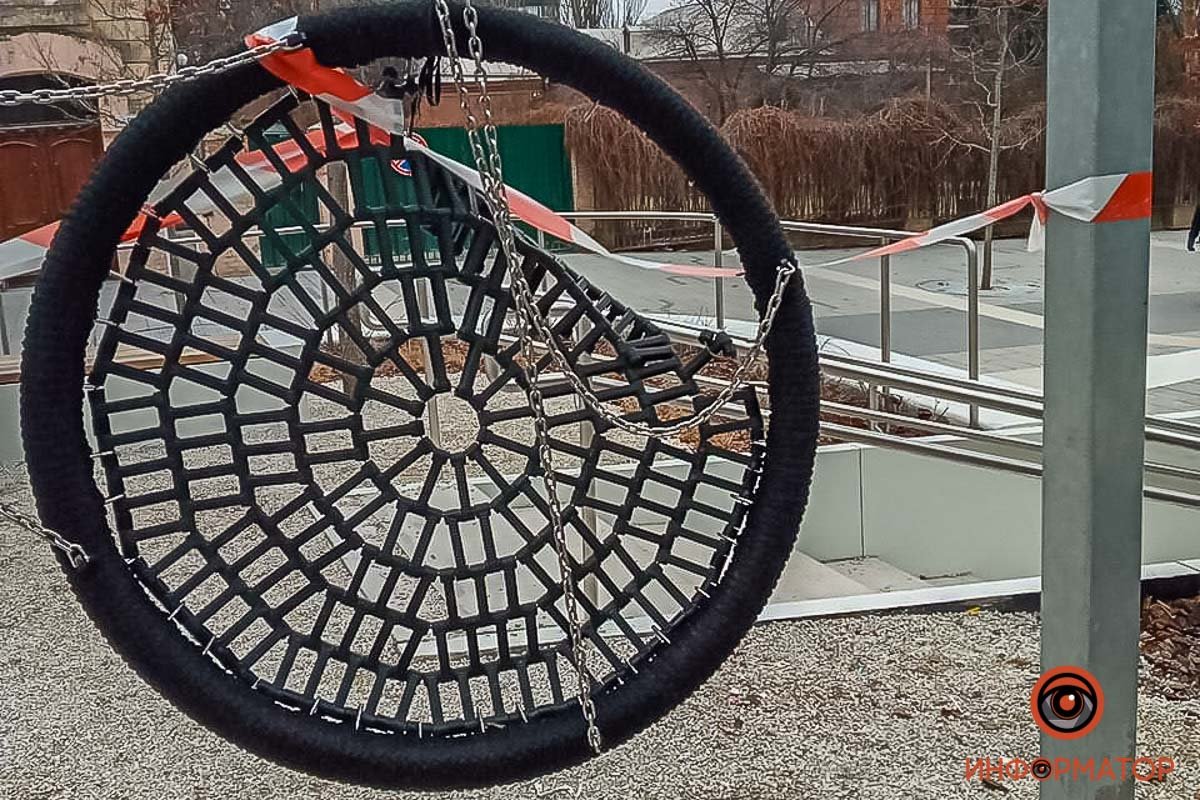 Некоторые качели сломали Некоторые качели сломали