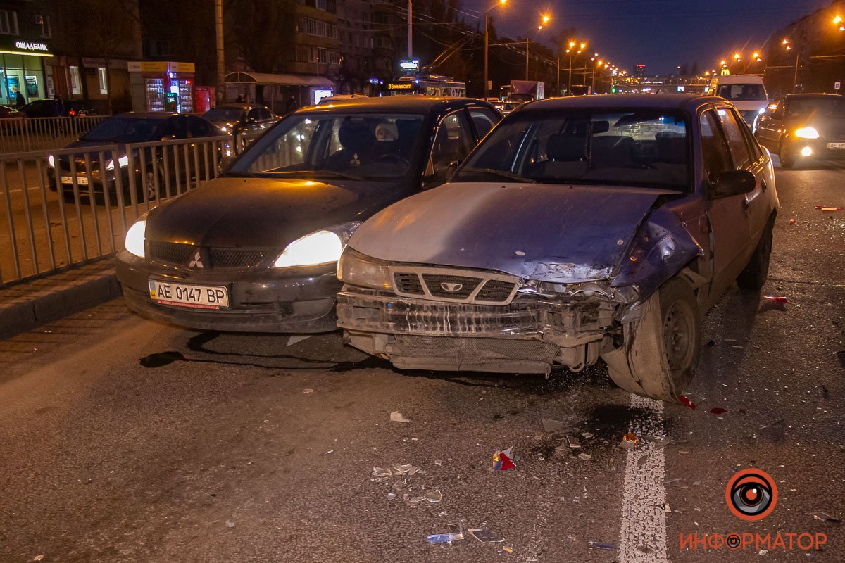 По инерции, автомобиль откинуло