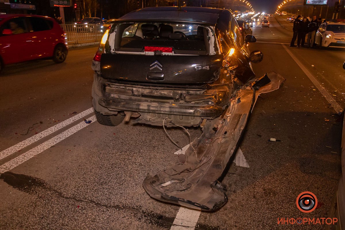 Mitsubishi и Citroen остановились на запрещающий сигнал светофора