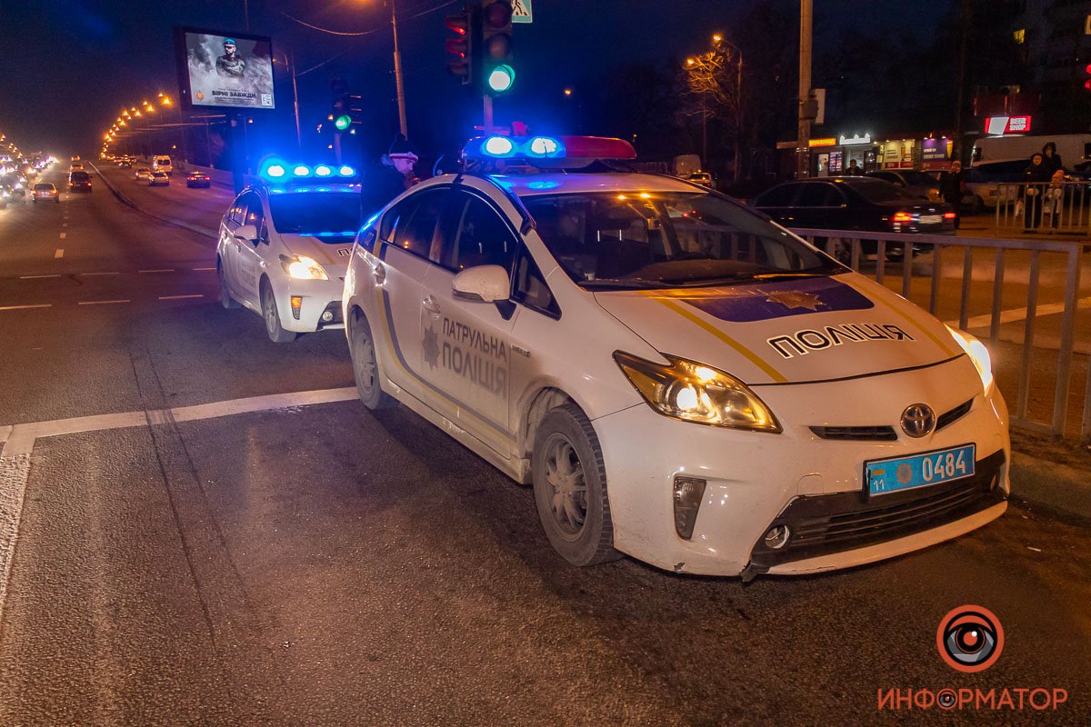 На место прибыли сотрудники полиции и бригада скорой помощи