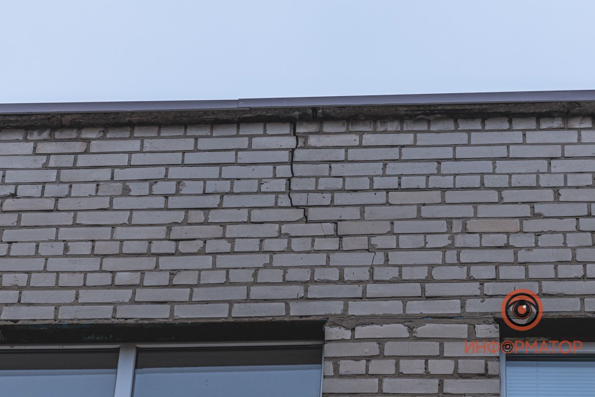 На стенах здания видны трещины