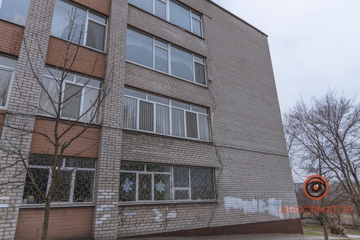 Судя по следам, их неоднократно пытались замазать