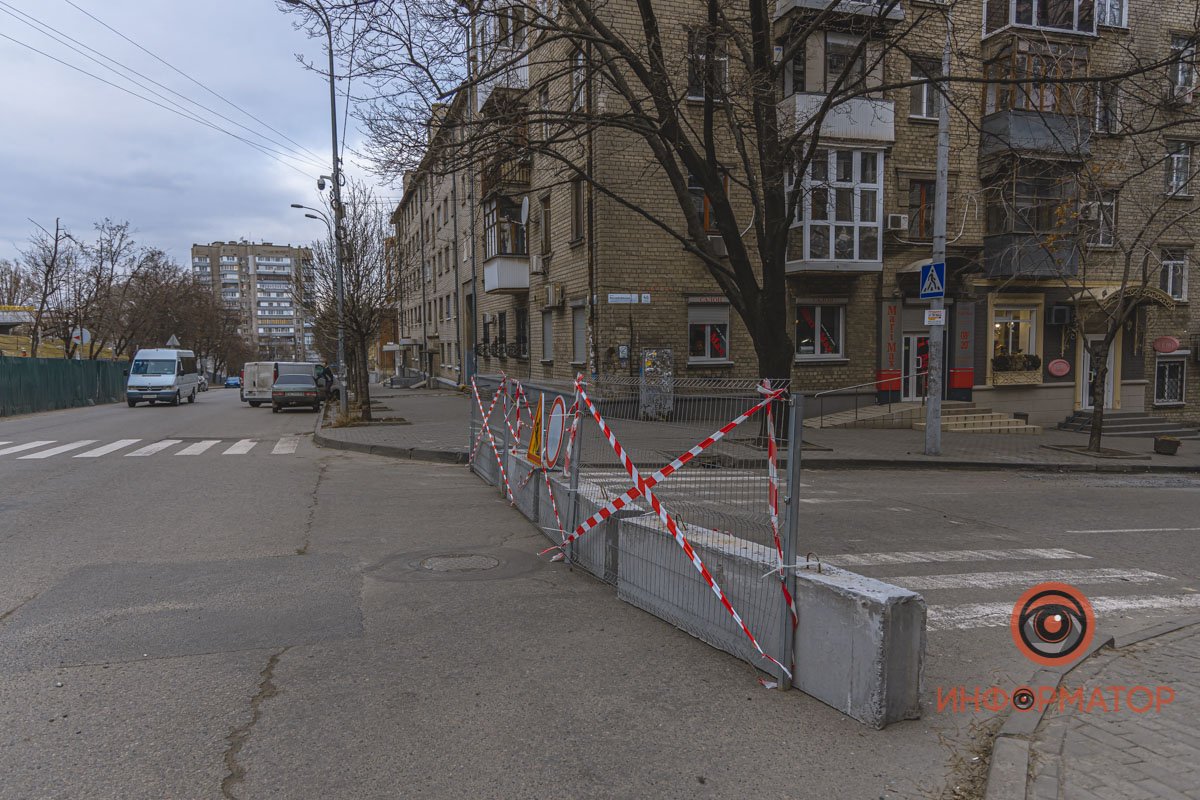 Причина - ремонт водопроводных и канализационных труб