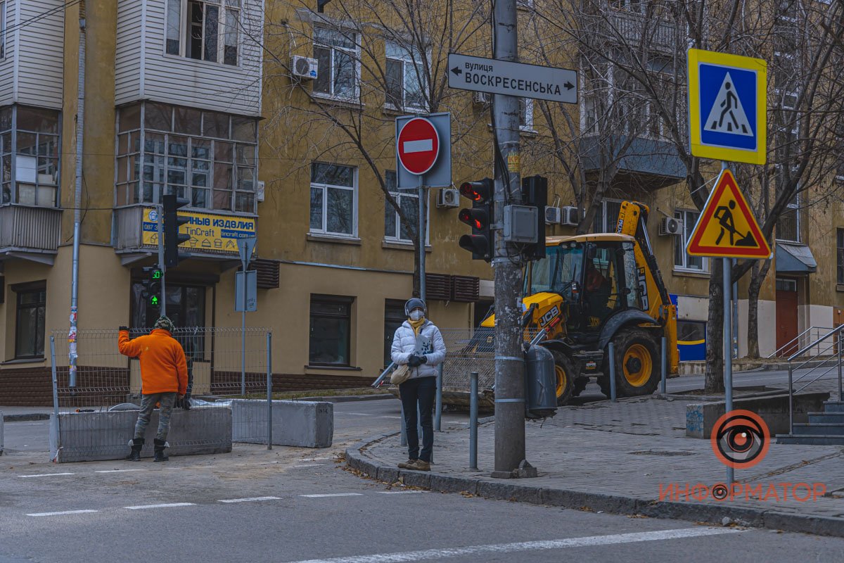 Улицу перекрыли бетонными блоками и ограждениями