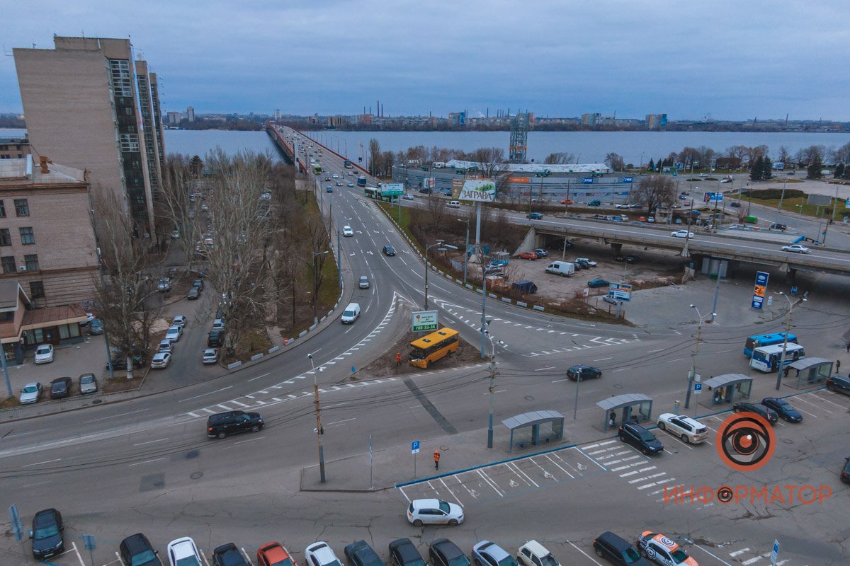В Днепре на съезде с Нового моста автобус врезался в столб и выехал на разделитель 1
