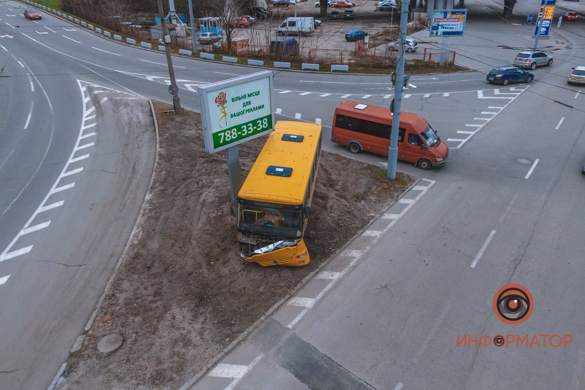 В Днепре на съезде с Нового моста автобус врезался в столб и выехал на разделитель 2