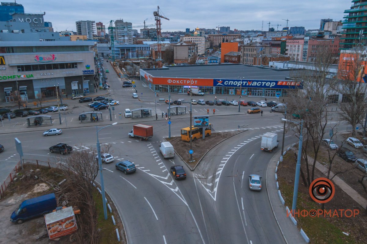 В Днепре на съезде с Нового моста автобус врезался в столб и выехал на разделитель 3