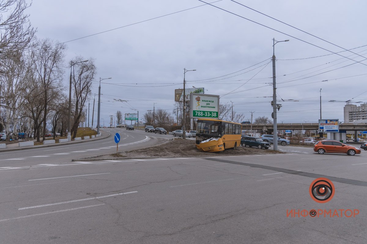 В Днепре на съезде с Нового моста автобус врезался в столб и выехал на разделитель 4